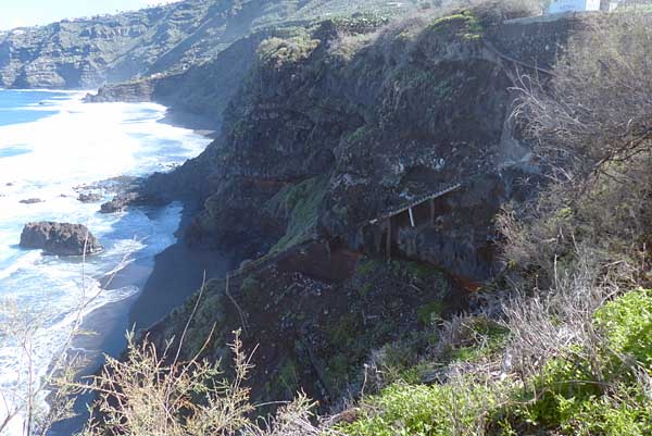 Playa Los Patos - die Treppe zum Strand ist seit Jahren kaputt (Herbst 2015)
